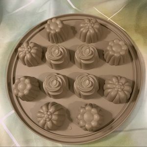 Pampered Chef Silicone Bakeware Floral Cupcake Pan